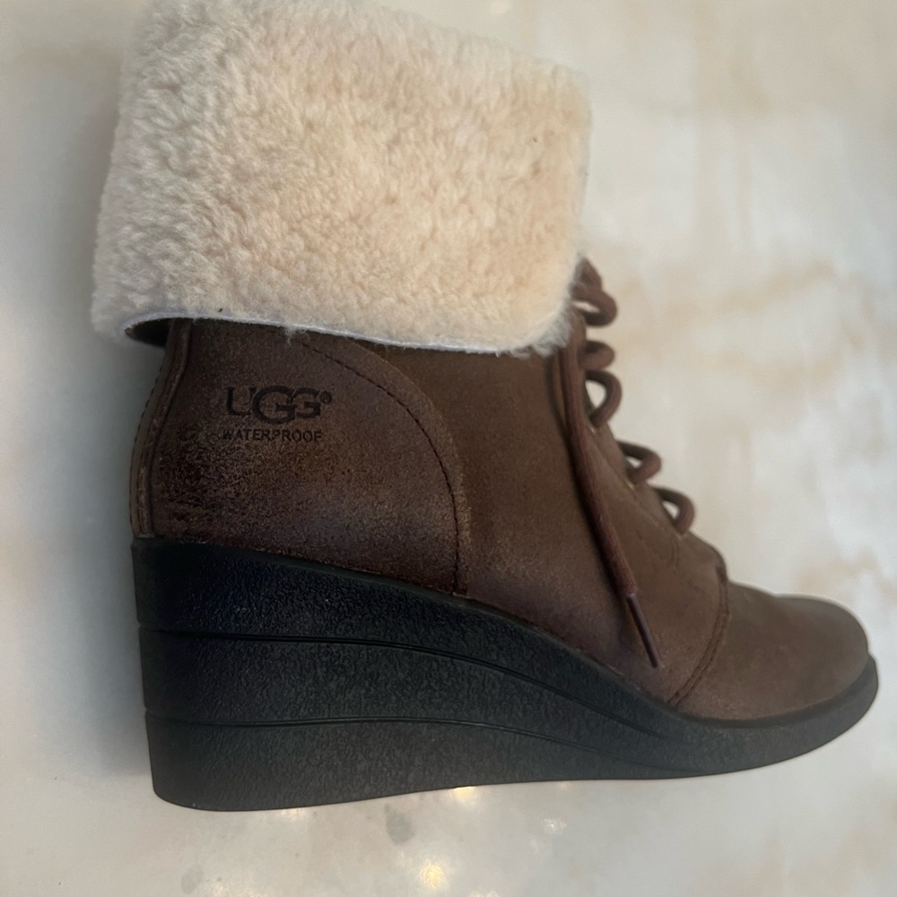 UGG Women’s Brown Wedge Lace Up Shearling Lined Leather Boots Size 9